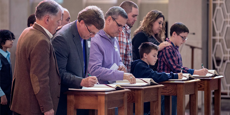 People praying